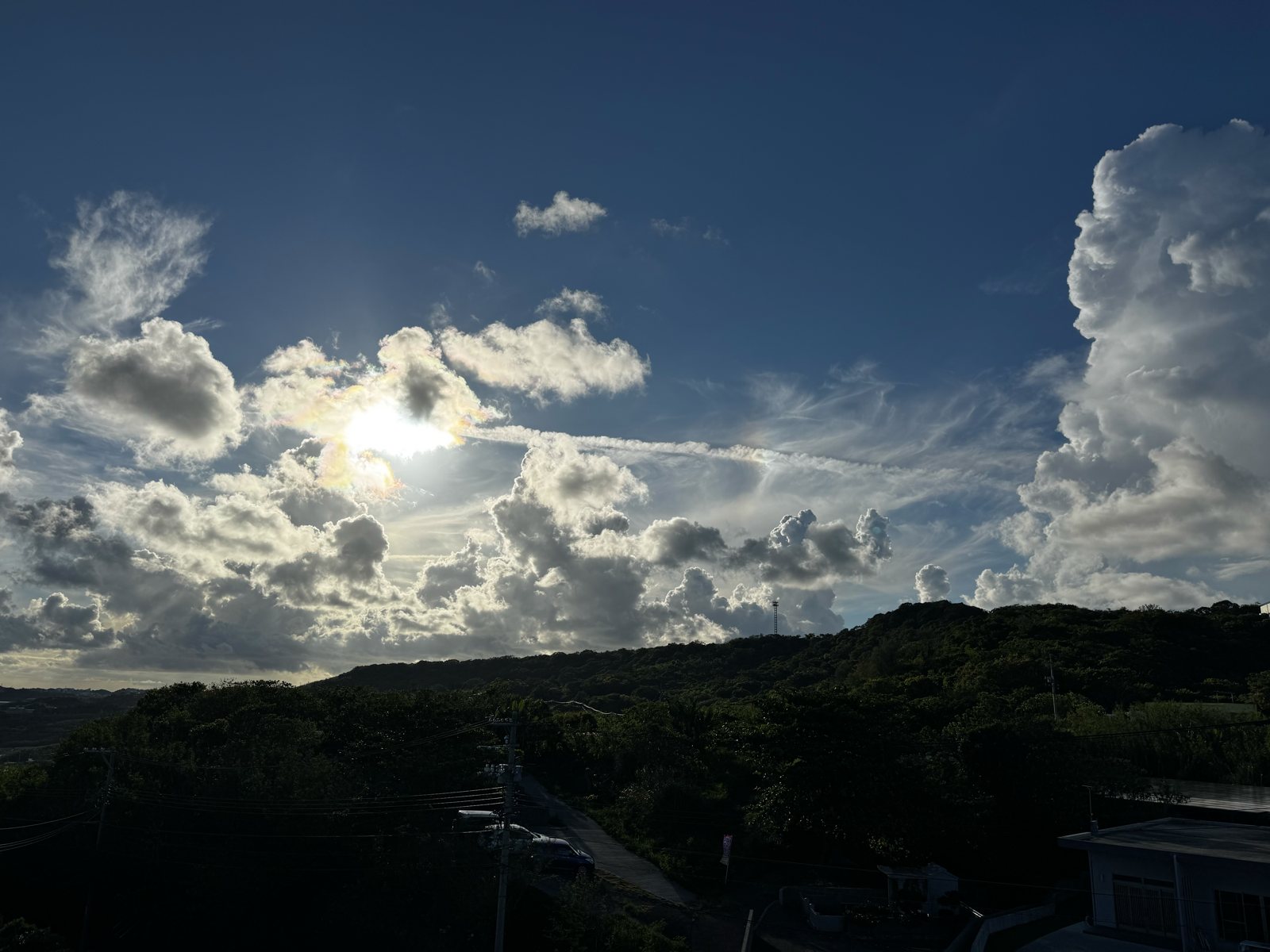 雲の間から逆光にこぼれる太陽