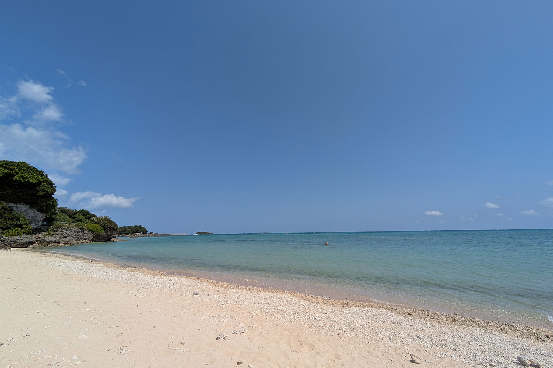 百名ビーチ - ホテル沖縄夢登から近い静かな海岸