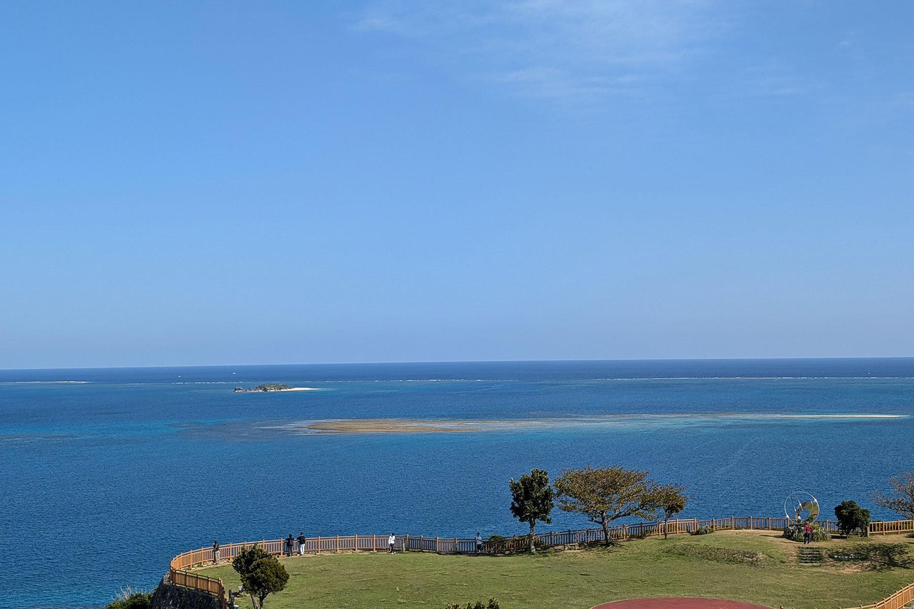 知念岬公園 - 360度のパノラマ絶景が楽しめる展望台
